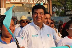 Primero con el PRD, ahora con el PRI; pero líder del SNTE quiere cargo público