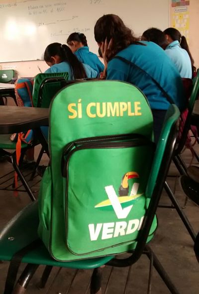 Una "Mochila Verde" en un pupitre escolar