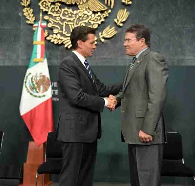 El Presidente de México Enrique Peña Nieto y el dirigente del SNTE, Juan Díaz de la Torre