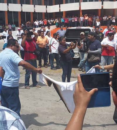 Se rebelan maestros de Tabasco, exigen a SNTE defensa contra la reforma educativa