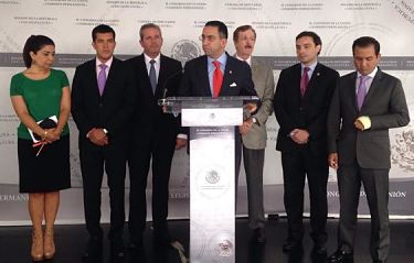 PAN insiste en destitución de Chuayffet, PRI lo defiende