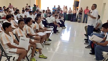 Edil regala boletos de avión a escuelas particulares