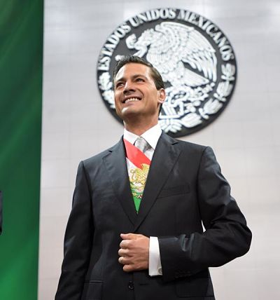 Aunque AMLO asegura que va a derogarla, EPN defiende la reforma educativa.