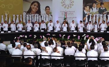 Gobernadores cierran filas en torno a la reforma educativa; se crean cinco zonas educativas