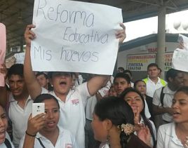 #VIDEO: Escalan protestas de estudiantes en apoyo a maestros cesados.