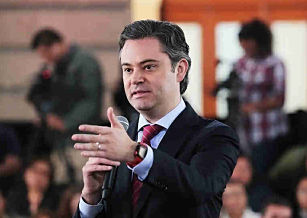 Será como traje a la medida la estrategia de capacitación y formación profesional a los maestros, aseguró Aurelio Nuño Mayer