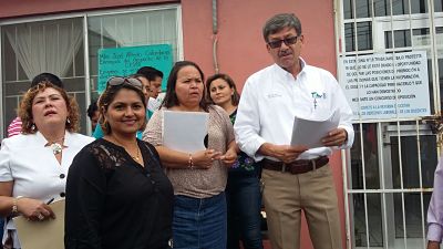 Ganan plaza directiva y padres de familia les bloquean acceso al centro de trabajo