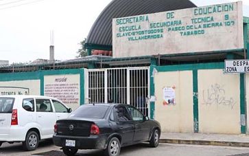 ¡Estudiante amaga con cuchillo a maestra y compañeros!