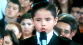 #VIDEO: Este niño quiere maestros “que no estén nomás con el teléfono”.
