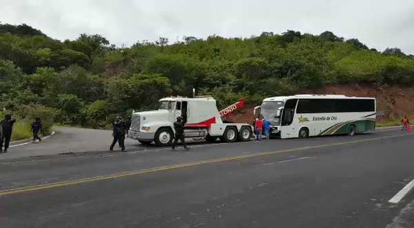 #VIDEO Policías balean autobús donde se trasladaban Normalistas