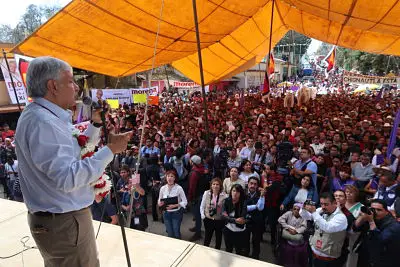 Reitera AMLO que cancelará a reforma educativa; se van a “detener las afectaciones laborales” de los maestros, dice.