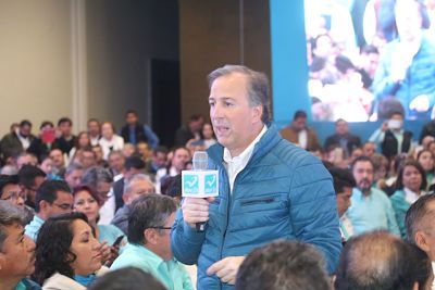 Meade pide a maestros que lo apoyen para ganar la elección.