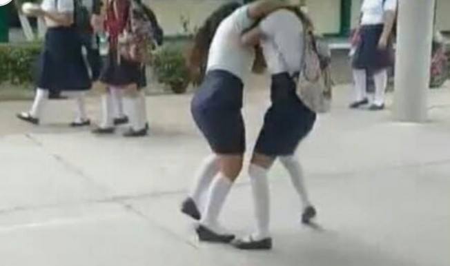 #VIDEO Estudiantes del CONALEP se lían a golpes “por el amor de un hombre”.