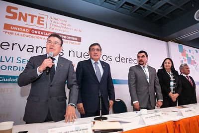 Con becas y créditos para maestros, la cúpula del SNTE busca recuperar la confianza del magisterio.
