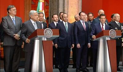 Frente a Peña, AMLO advierte que cancelará la reforma educativa.