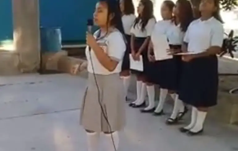 Niña declama poema inspirado en la #4T (video).