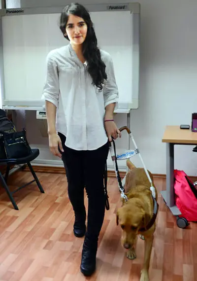 En la UNAM se “titula” binomio estudiante-perro guía.