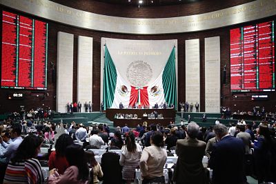 Aprueban, en lo general, dictamen que establece becas y pensiones en la Constitución