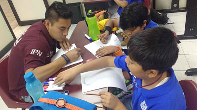 Estudiantes Politécnicos apoyan académicamente a alumnos de primarias.