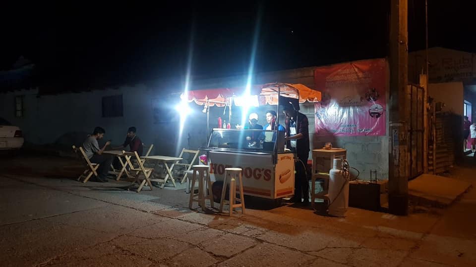 Estudiantes usan beca de AMLO para poner puesto de hot dogs y hamburguesas.