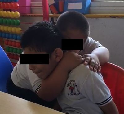 Conmueve en redes niño Down consolando a niño autista (video).