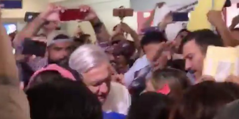 Maestros tabasqueños reciben a AMLO con protesta; le exigen plazas docentes (video)