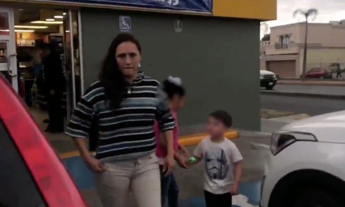 Exhiben a mujer que abandona a sus hijos en tienda de conveniencia; la tunde en redes sociales (video).