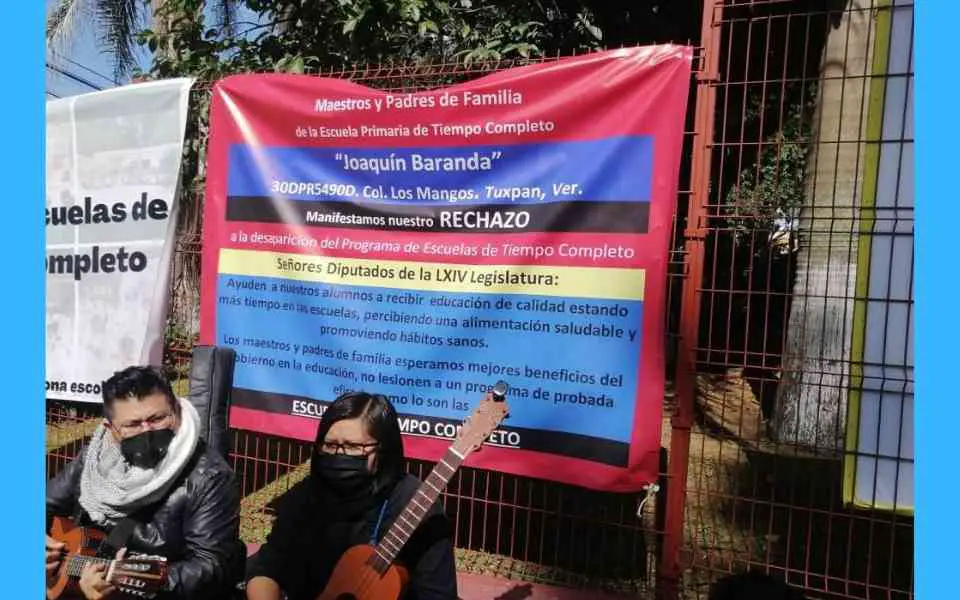 Protestan contra la desaparición de las Escuelas de Tiempo Completo
