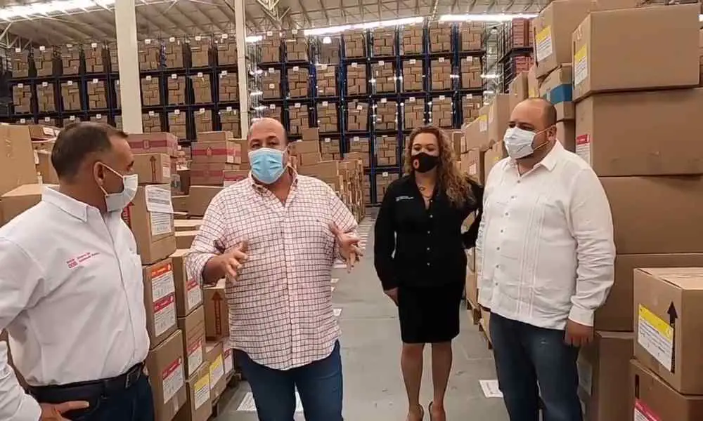 Presume Alfaro entrega de paquetes escolares; le piden respetar veda electoral