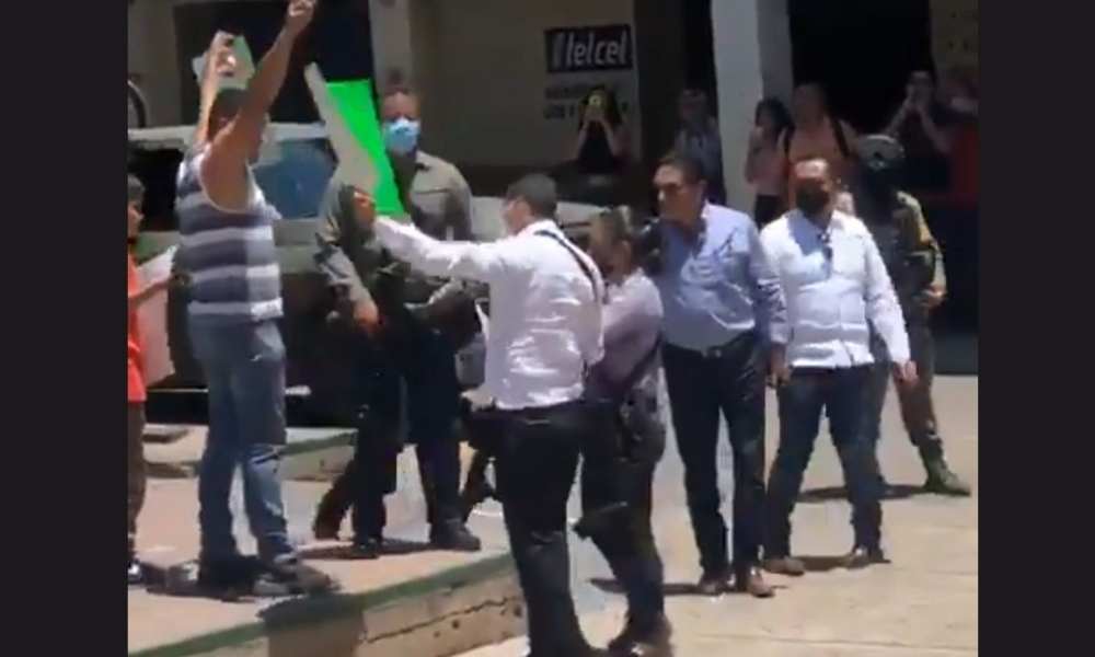 Justifica Aureoles agresión: no era maestro, era un “halconero provocador”