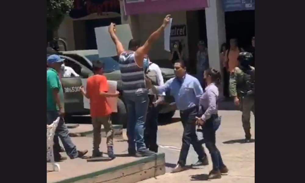 VIDEO: Silvano Aureoles agrede a maestro que protestaba
