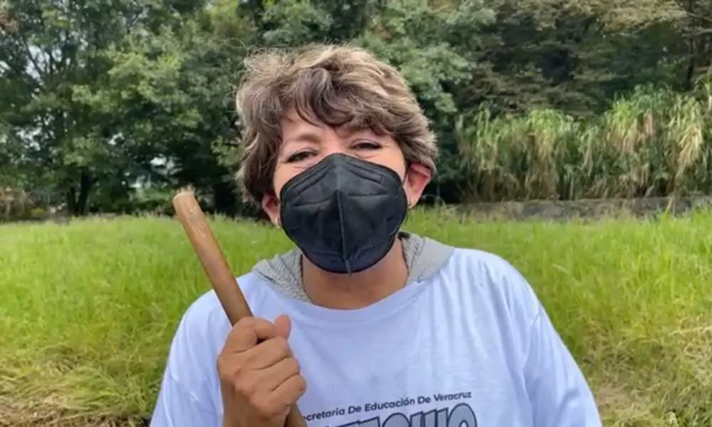 Delfina Gómez hace ‘Tequio’ en una escuela (video)