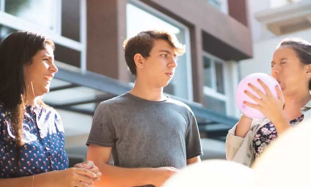 SEP genera polémica por actividad con globos dirigida a maestros