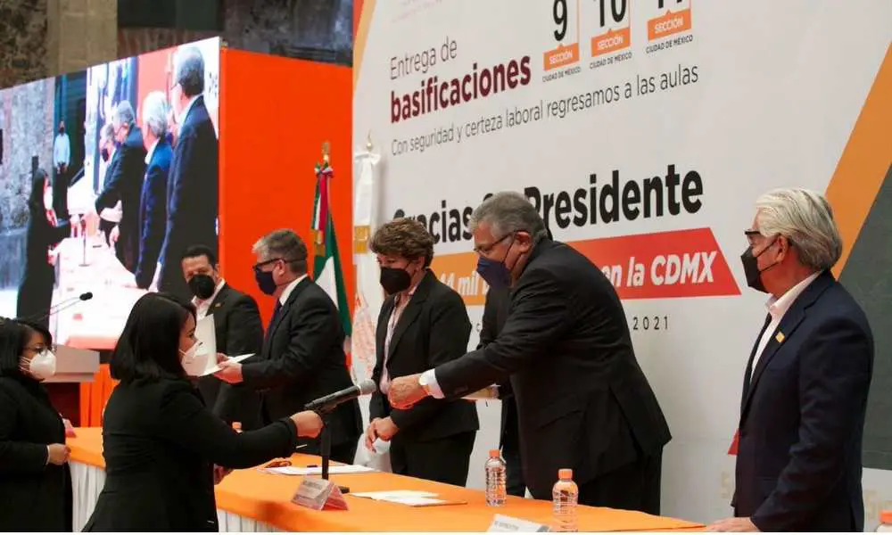 SEP y el SNTE entregan más de 44 mil basificaciones para el personal educativo de la CDMX