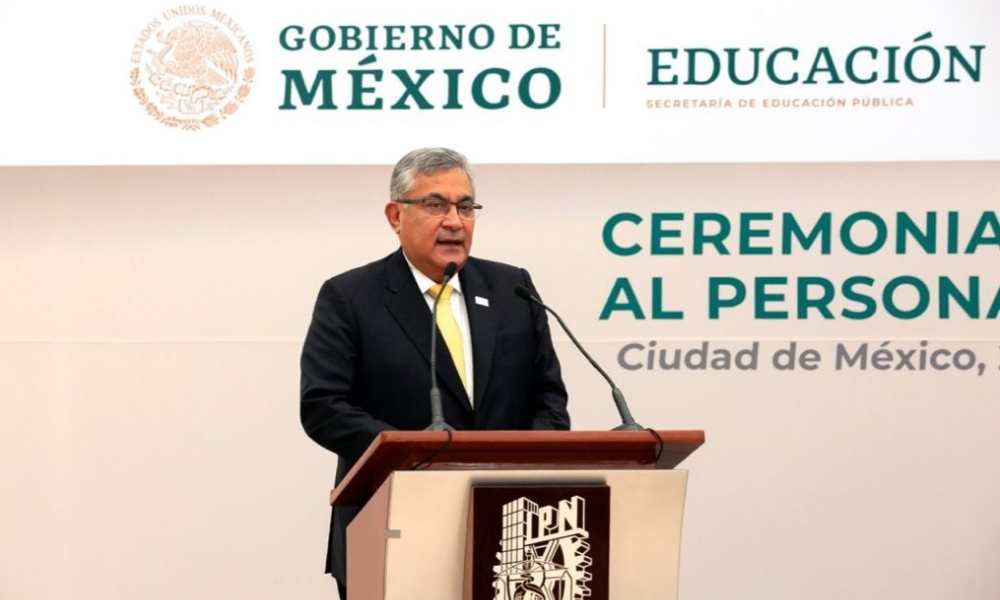 Entregan equipo de cómputo a maestros afiliados al SNTE
