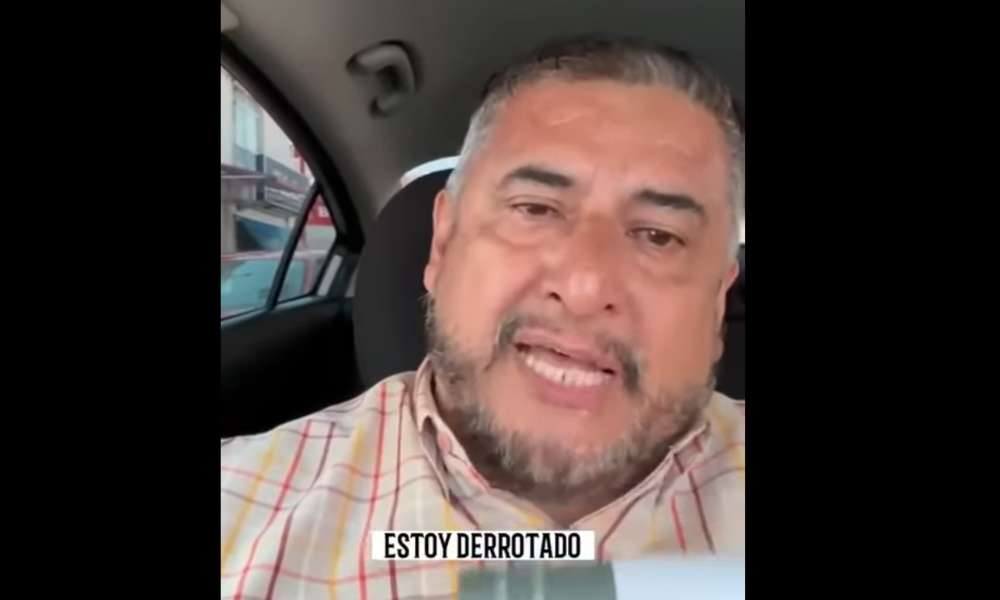“Estoy derrotado”: Maestro llora y se indigna tras recibir su tarjeta donde cobrará su salario