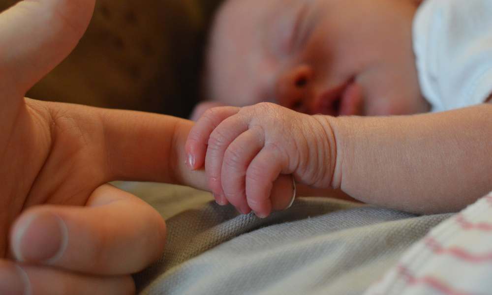 Proponen ampliar periodo de licencia por maternidad