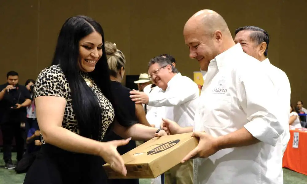 Alfaro entrega computadoras a maestros de Jalisco; va por ajuste salarial