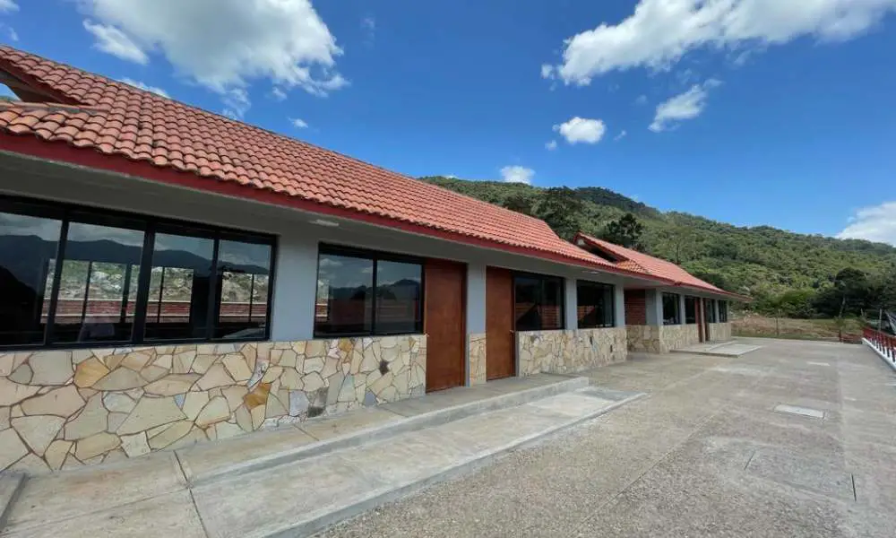 Presume SEP cifras de egresados de Universidades Benito Juárez