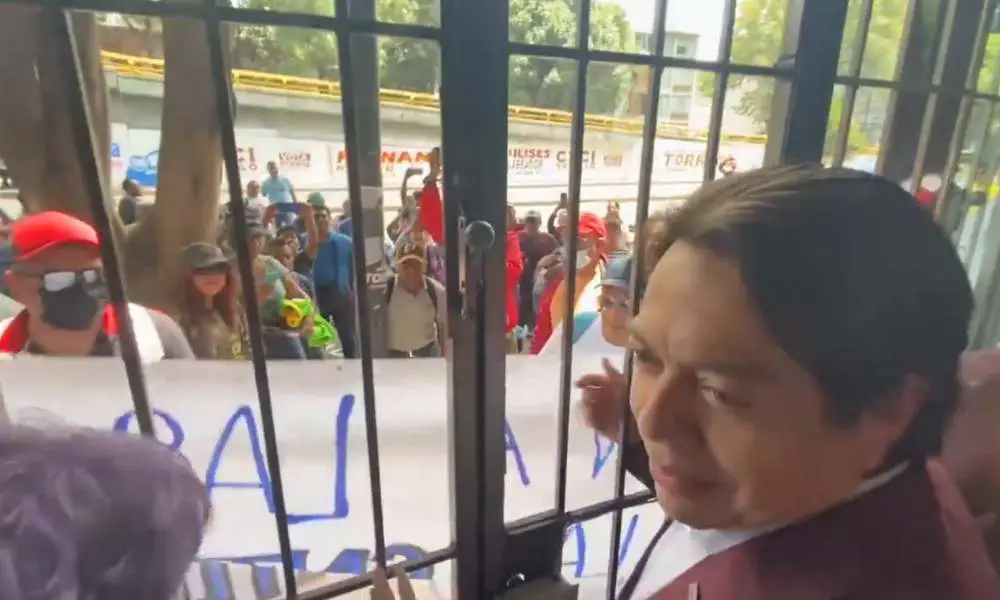 CNTE bloquea la sede de Morena, “votaste por la reforma educativa” de EPN, le reclaman a Mario Delgado