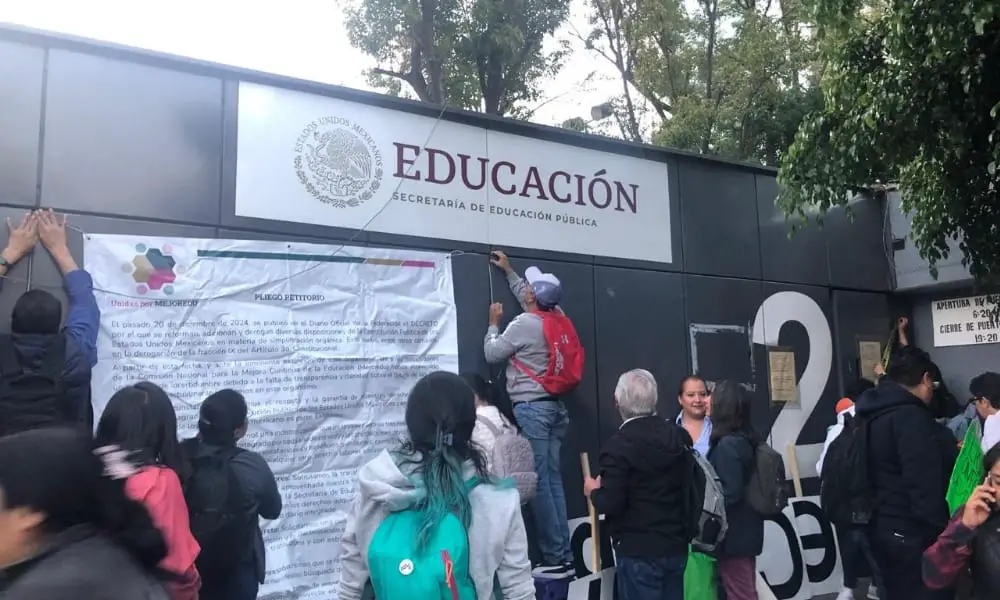 Trabajadores de MEJOREDU llevan protesta a la SEP; exigen solución a Mario Delgado